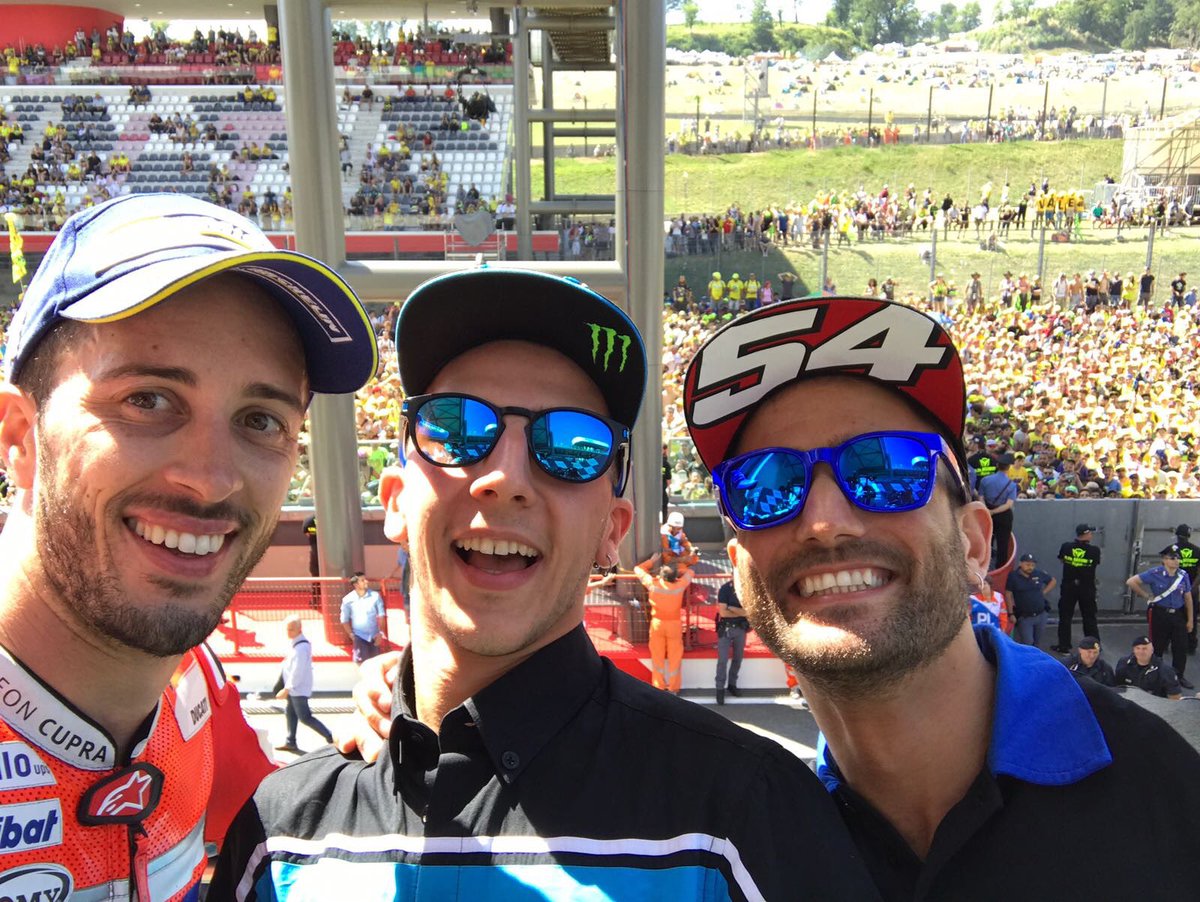 MotoGP's tweet photo. Triplete🇮🇹

#Selfie #ItalianGP https://t.co/kluWa0mpMB