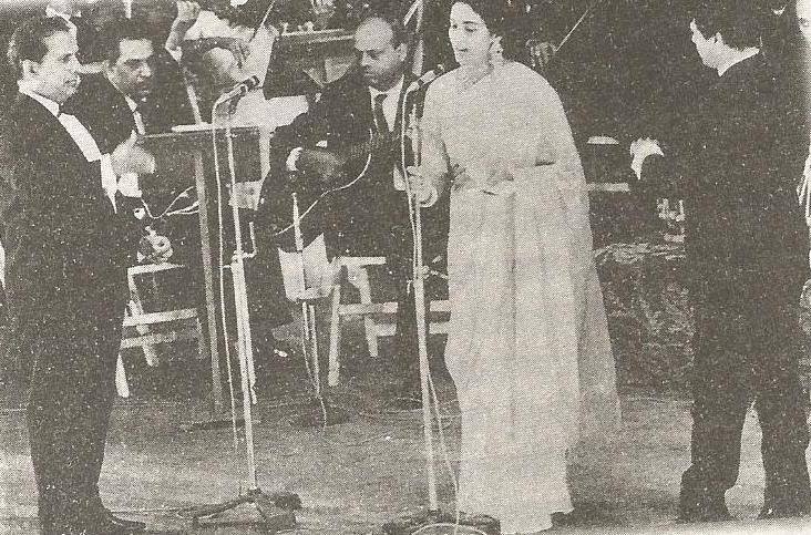SJFansAssnCal's tweet photo. #Nutan singing in a concert with Shankar Jaikishan.
Photo Courtesy : #ShashankChickermane https://t.co/50bPuj0OYI