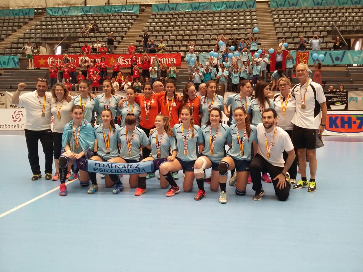 amaiur98's tweet photo. La duodécima del @realmadrid ? Se me queda pequeño al lado del segundo campeonato de España de nuestras chicas! @bmmalkaitzeskub https://t.co/fCTh1JGjlG