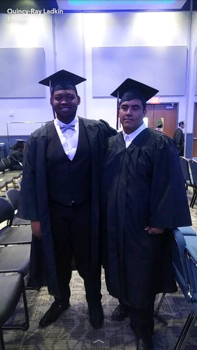 rayqladkin_22's tweet photo. I'm going to miss walking into school on Monday #misdgrad2017 https://t.co/Hn5ULbS1mf