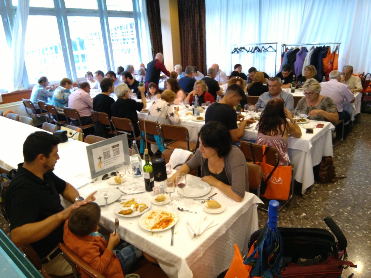 pessebresvivent's tweet photo. I després de tots els projectes, dinar celebrant 3a trobada #Pessebresvivents en el #DASC2017 https://t.co/b8W7oM4Xsl
