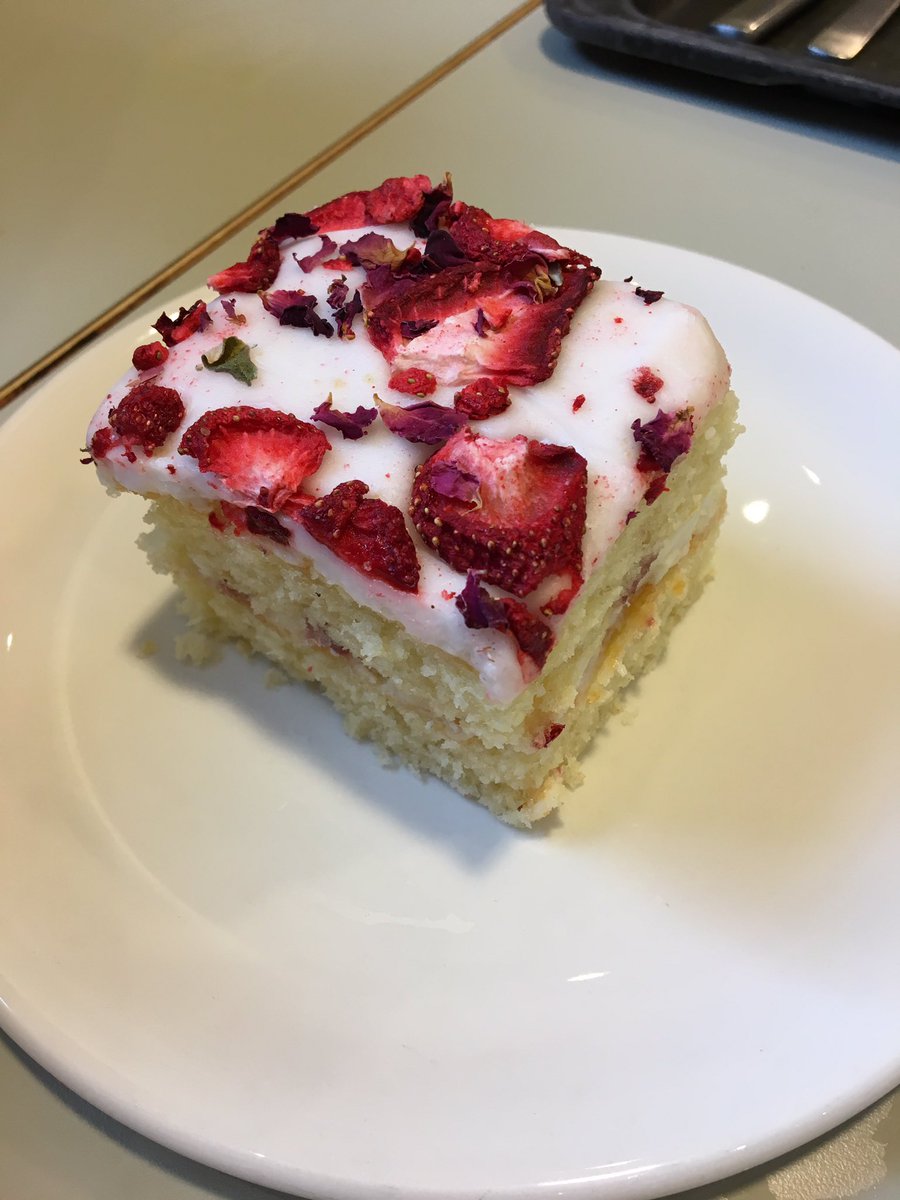 StephenLeiper's tweet photo. #JohnLewis #RaspberryAndRose #cake . ๐๐๐. X https://t.co/i3I76WrBoW