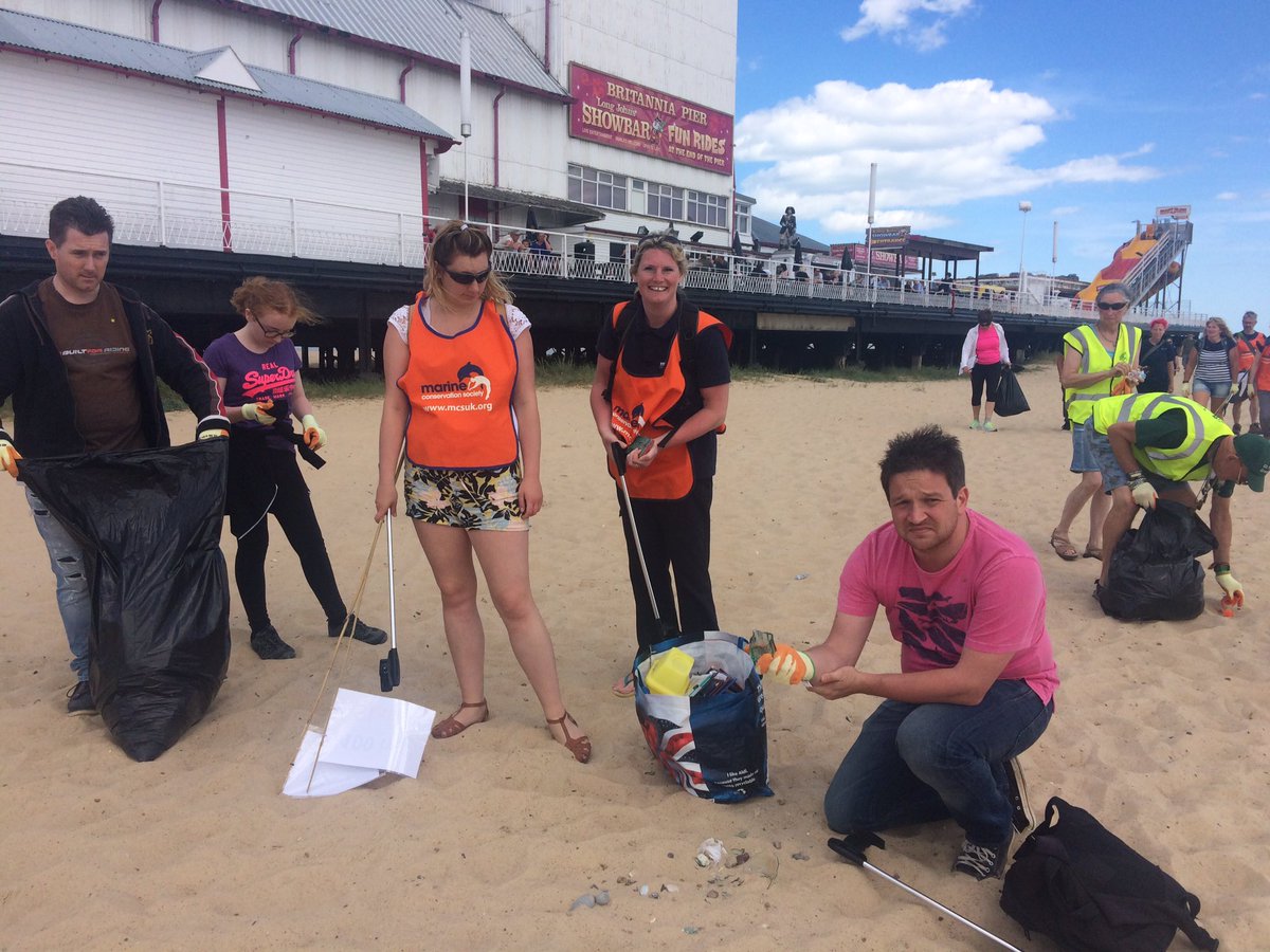 MandalayEvents's tweet photo. @Ben_garrod finding glass shards by Britannia Pier as part of #mcs #beachclean #GreatYarmouth https://t.co/YcPKNLAuH4