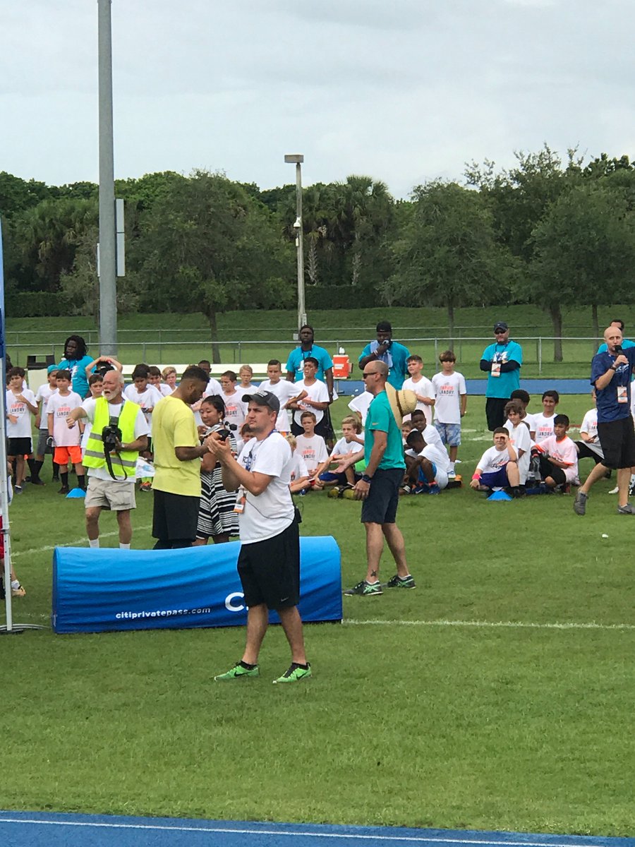 EvanFils's tweet photo. Great time at Jarvis Landry Citibank camp. @CitiPrivatePass @ProCamps @God_Son80 #closertopro https://t.co/ygYDC1bFdU