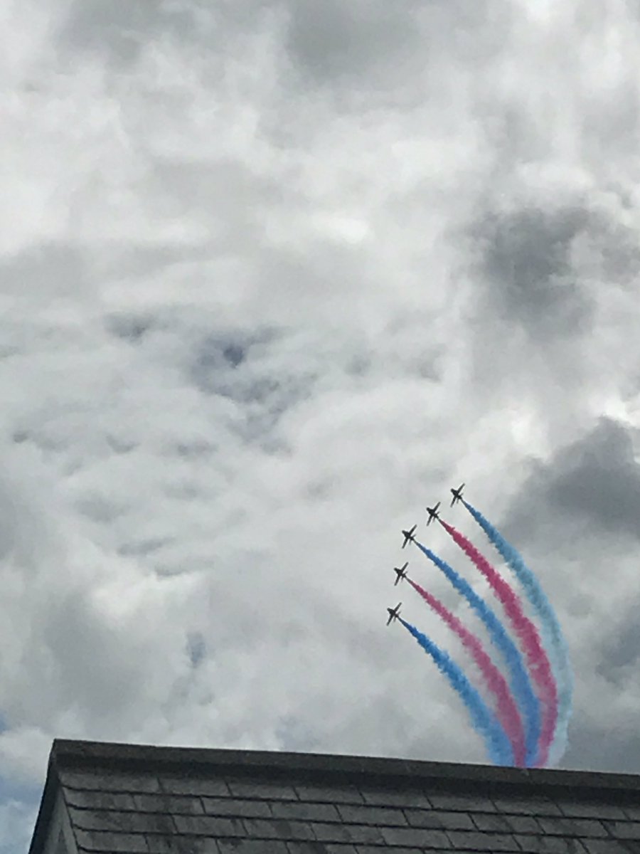 munch_bites's tweet photo. #RedArrows #TorbayAirshow https://t.co/ns1BGxcasI