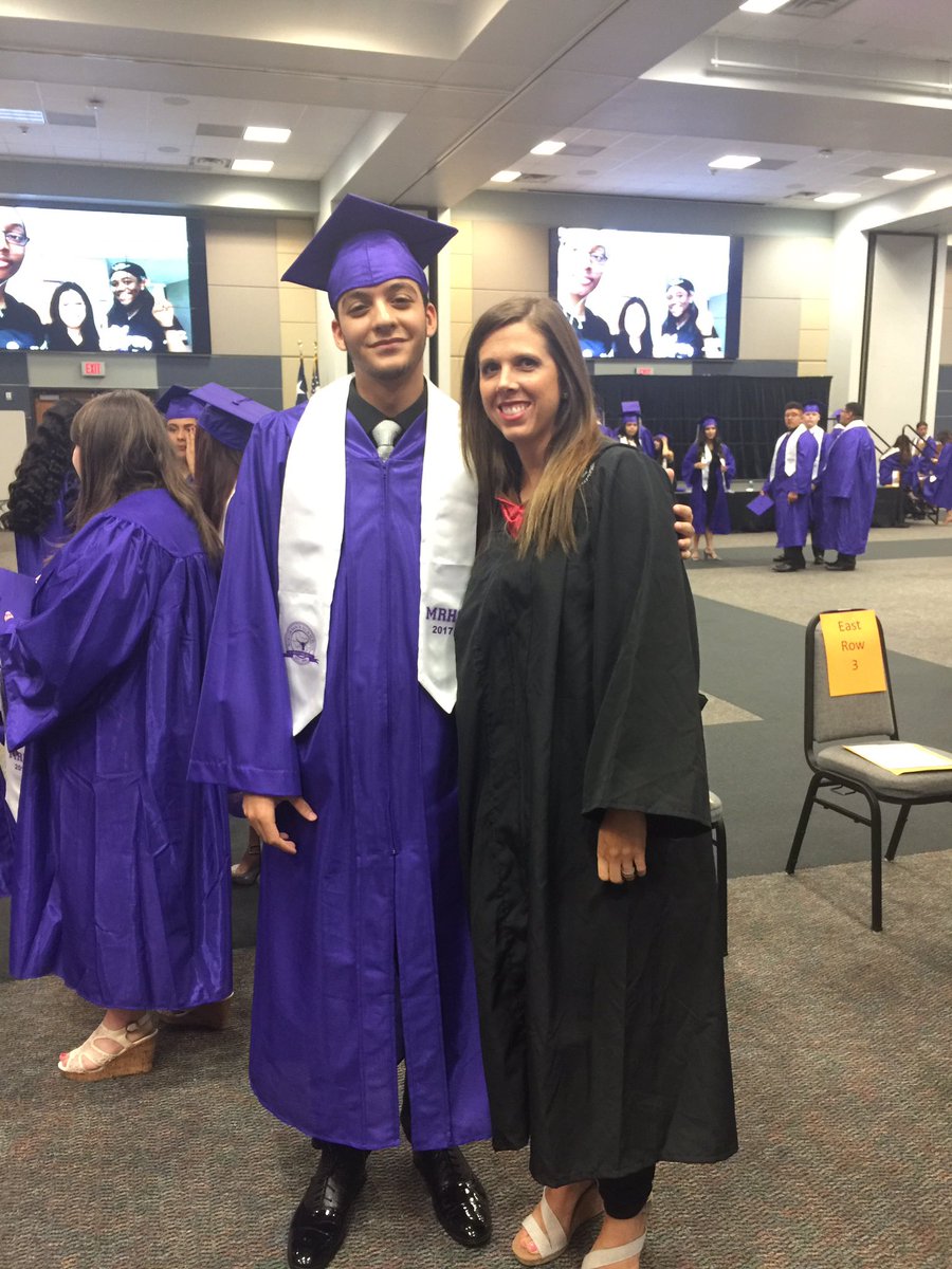 ElizabethDPaz13's tweet photo. ...and a few more... Congratulations Graduates! @2017mavs @MRHSMavericks #ilovemortonranch 💜🎉🎓🎉💜 https://t.co/QvAGHw72v8