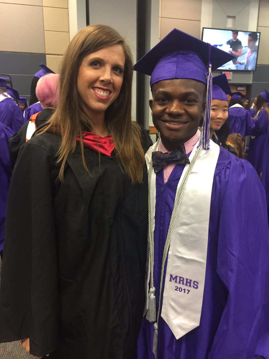 ElizabethDPaz13's tweet photo. ...and a few more... Congratulations Graduates! @2017mavs @MRHSMavericks #ilovemortonranch 💜🎉🎓🎉💜 https://t.co/QvAGHw72v8