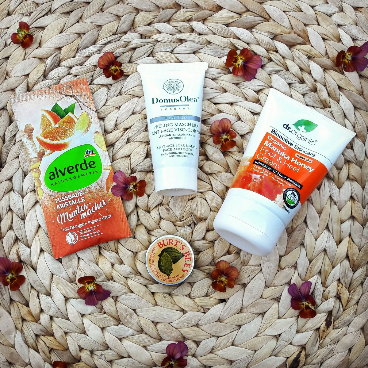 OrigamiBioBlog's tweet photo. 🍍Sali #pediluvio arancia-zenzero #alverde
🍍#peeling #domusoleatoscana
🍍#cremapiedi miele di manuka #drorganic
🍍Burro #cuticole #burtsbees https://t.co/WvyFJVmemV