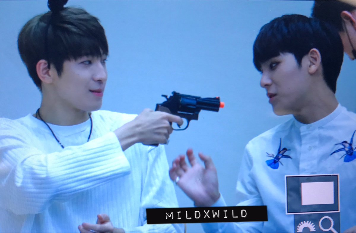MEANIE_PH's tweet photo. [PREVIEW] 170604 Gwanghamun Fansign #세븐틴 #민규 #MINGYU #원우 #WONWOO #울고_싶지_않아 ©mildxwild https://t.co/LcHuZU4gul