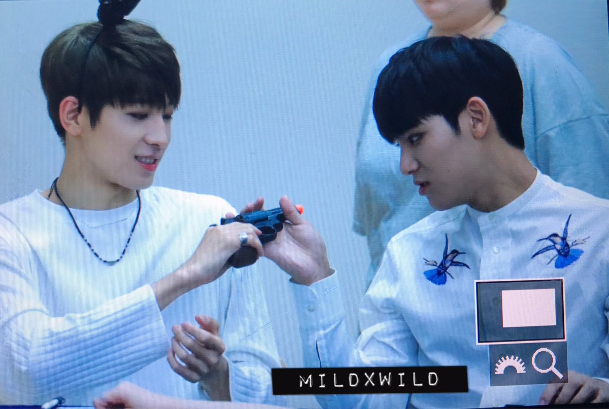 MEANIE_PH's tweet photo. [PREVIEW] 170604 Gwanghamun Fansign #세븐틴 #민규 #MINGYU #원우 #WONWOO #울고_싶지_않아 ©mildxwild https://t.co/LcHuZU4gul