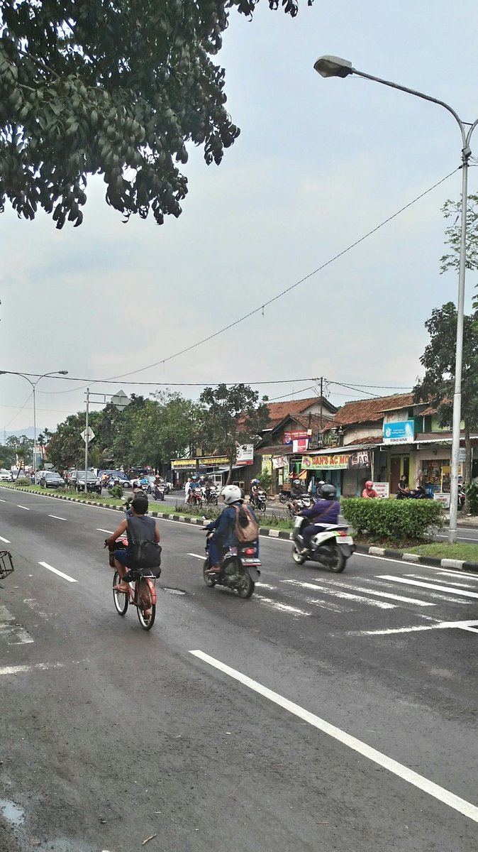 ary_is_mail's tweet photo. Kendaraan ramah lingkungan berbagi ruang dengan kendaraan bermotor
#Sepeda #Motor #Laswi #BDG https://t.co/f0C6xp9Bwk