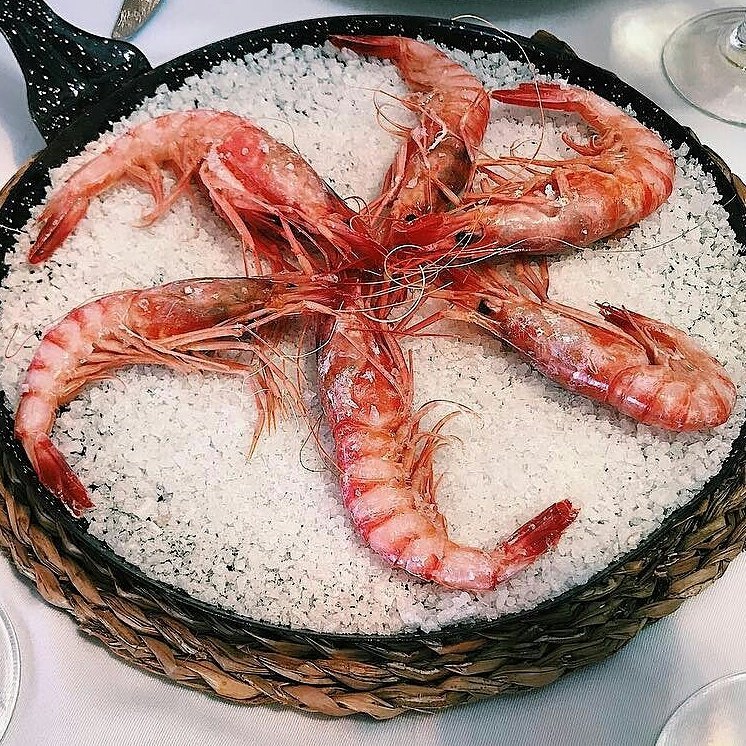 Gamba fresca de #Formentera sobre cama de sal
#Repost @olsicilia