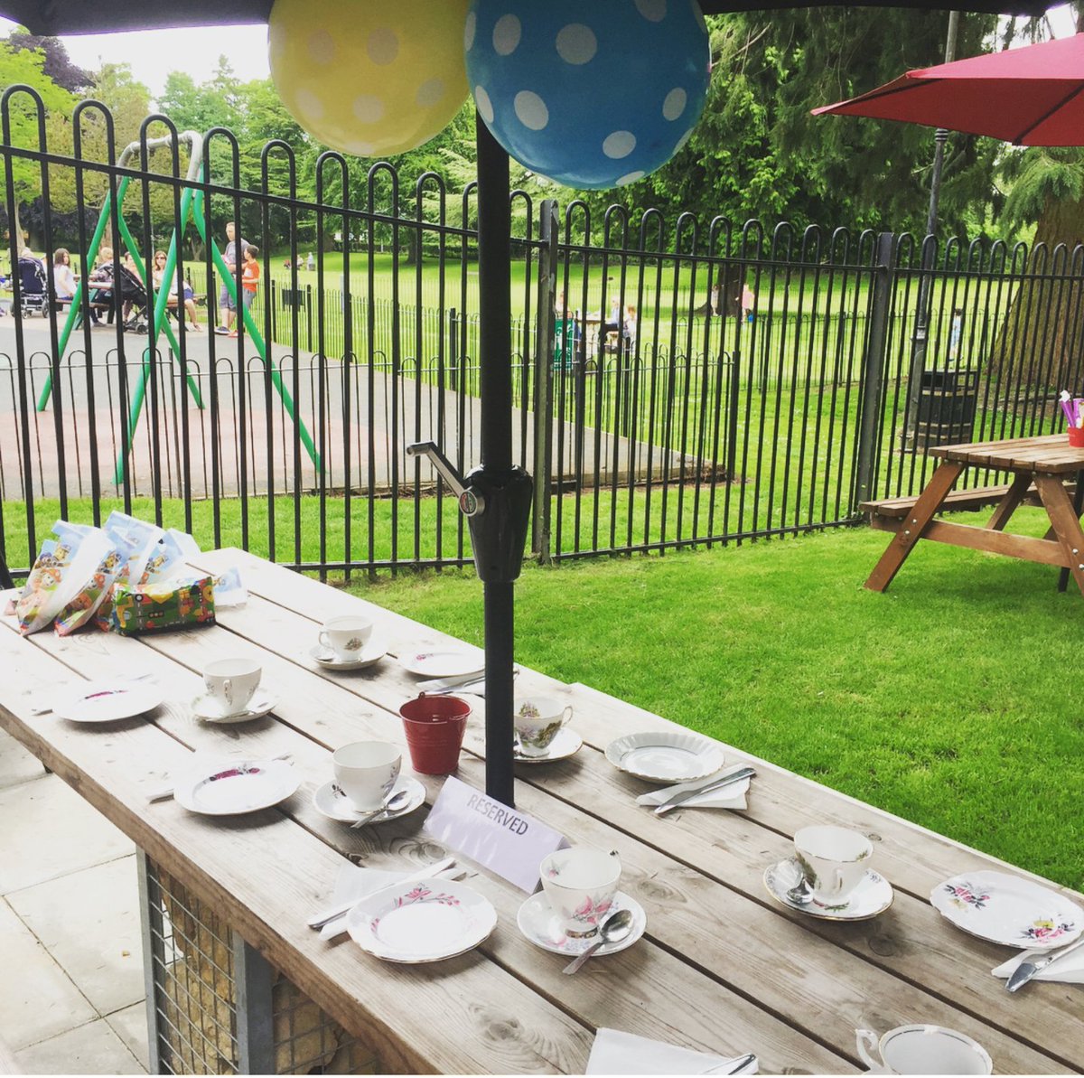 TheOldFireStat2's tweet photo. High tea in the park x https://t.co/RRwmtCAGG3