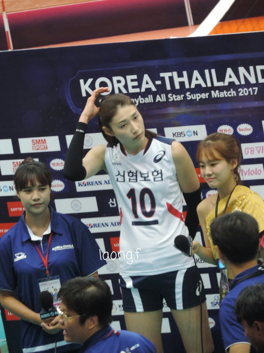 LALAONGF's tweet photo. เป็นการจับผมและยืนยิ้มที่น่ารักกกก
#kimyeonkoung #kim10 #KoreaThailandProVolleyball https://t.co/JEPnjgPT7T