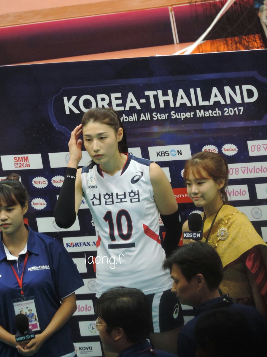 LALAONGF's tweet photo. เป็นการจับผมและยืนยิ้มที่น่ารักกกก
#kimyeonkoung #kim10 #KoreaThailandProVolleyball https://t.co/JEPnjgPT7T