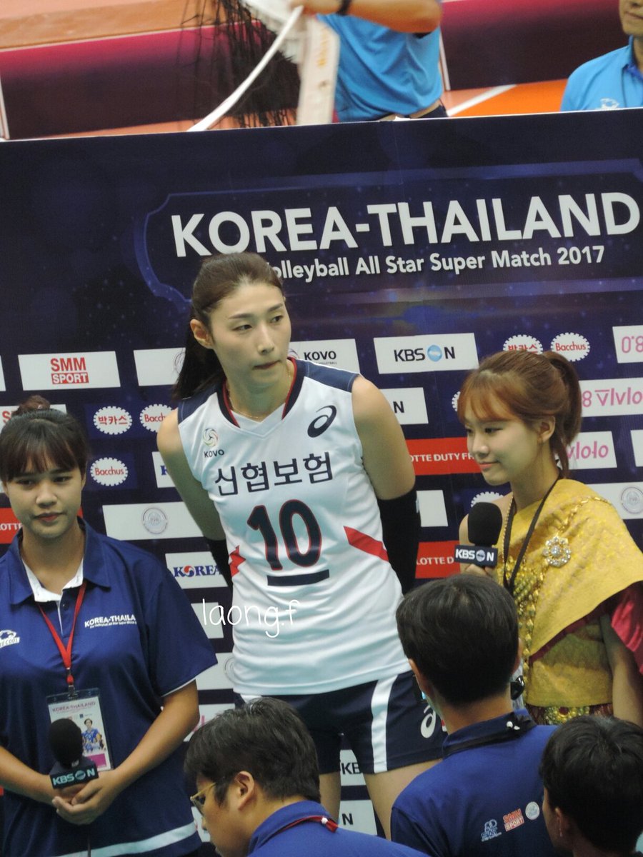 LALAONGF's tweet photo. เป็นการจับผมและยืนยิ้มที่น่ารักกกก
#kimyeonkoung #kim10 #KoreaThailandProVolleyball https://t.co/JEPnjgPT7T