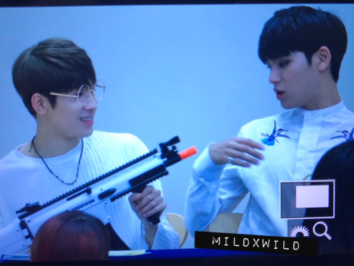 MEANIE_PH's tweet photo. [PREVIEW] 170604 Gwanghamun Fansign #세븐틴 #민규 #MINGYU #원우 #WONWOO #울고_싶지_않아 ©mildxwild https://t.co/7VJQd8UFzD