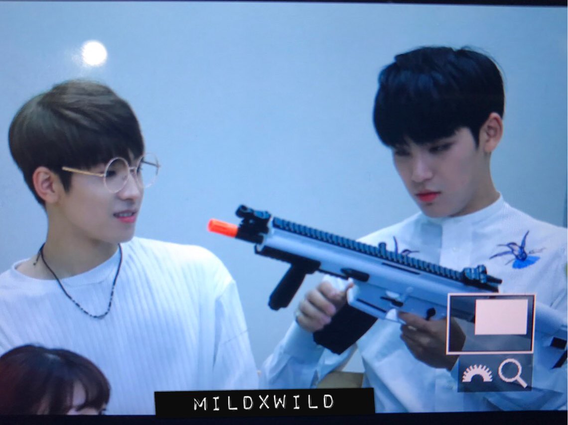 MEANIE_PH's tweet photo. [PREVIEW] 170604 Gwanghamun Fansign #세븐틴 #민규 #MINGYU #원우 #WONWOO #울고_싶지_않아 ©mildxwild https://t.co/7VJQd8UFzD