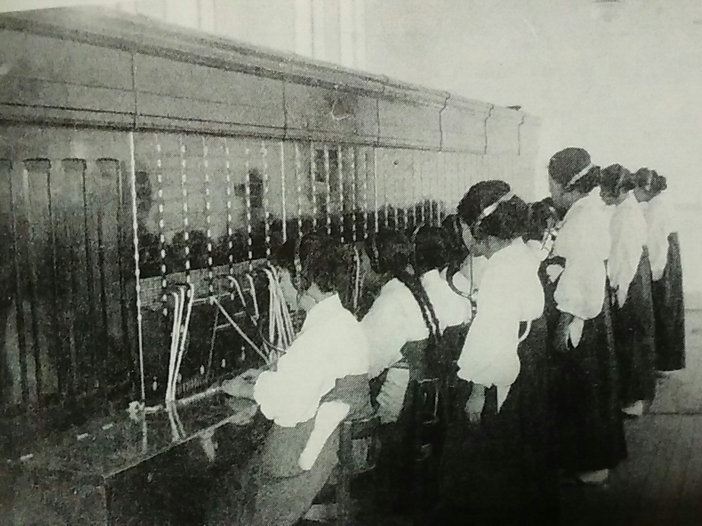 しいたけ on Twitter "こちらは昭和3(1928)年、東京府下八王子の郵便局内にあった電話交換室。写って