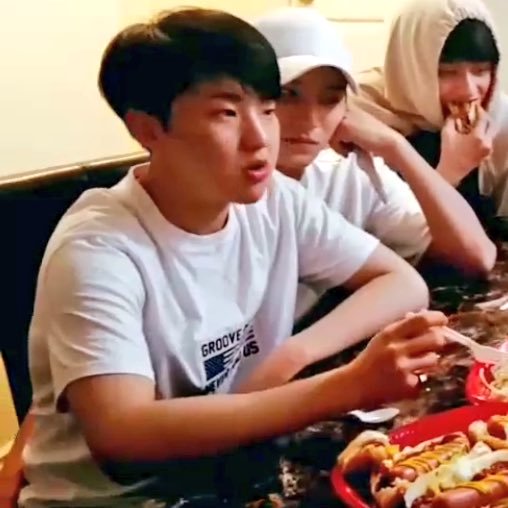 yjhiz's tweet photo. What did you all eat for lunch ?? @pledis_17 #์ธ๋ธํด #SVT_Q https://t.co/4YUNcYcbIc