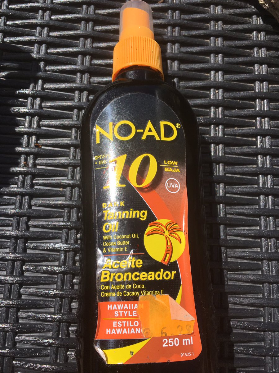 HanEMay's tweet photo. Mum; "you won't get brown with that factor 30...here use this" 😂😂😂
Not surprised her and my Dad are black!! #ChipFat #CrispandDry https://t.co/QzS9SL53ON