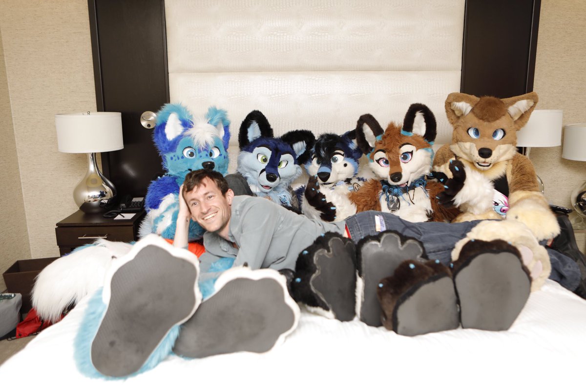 RykerHusky's tweet photo. Thank you all for attending #ProCon2017 @Sunny_Dingo @ConstuproHusky @t0rafusky @RivaloWolf @ThatKrazyK9 @SketchCoyote @DoktorTheHusky https://t.co/cS2yEAjwt9