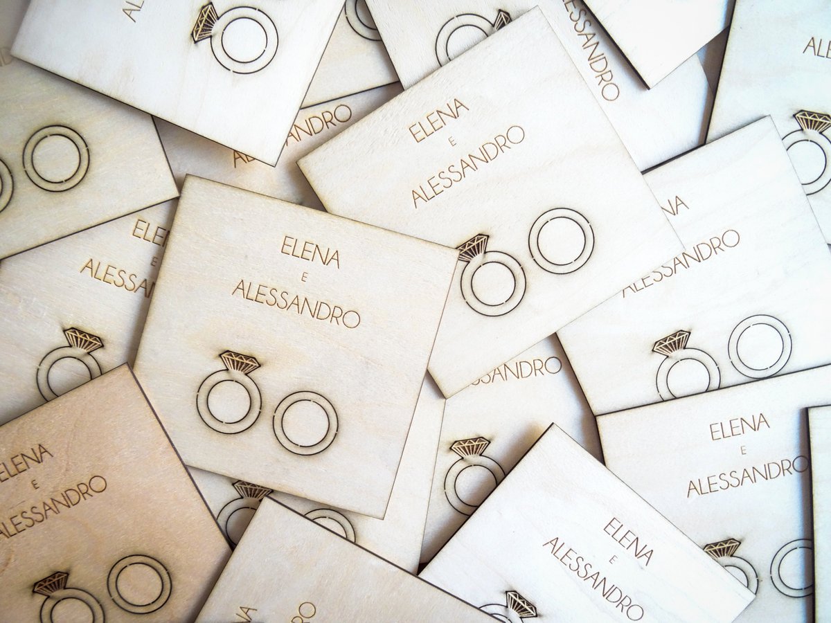 Auguri agli sposi! Chi dice che per invitare qualcuno al proprio matrimonio servano nastrini o cuoricini?! #partecipazioninozze #tagliolaser