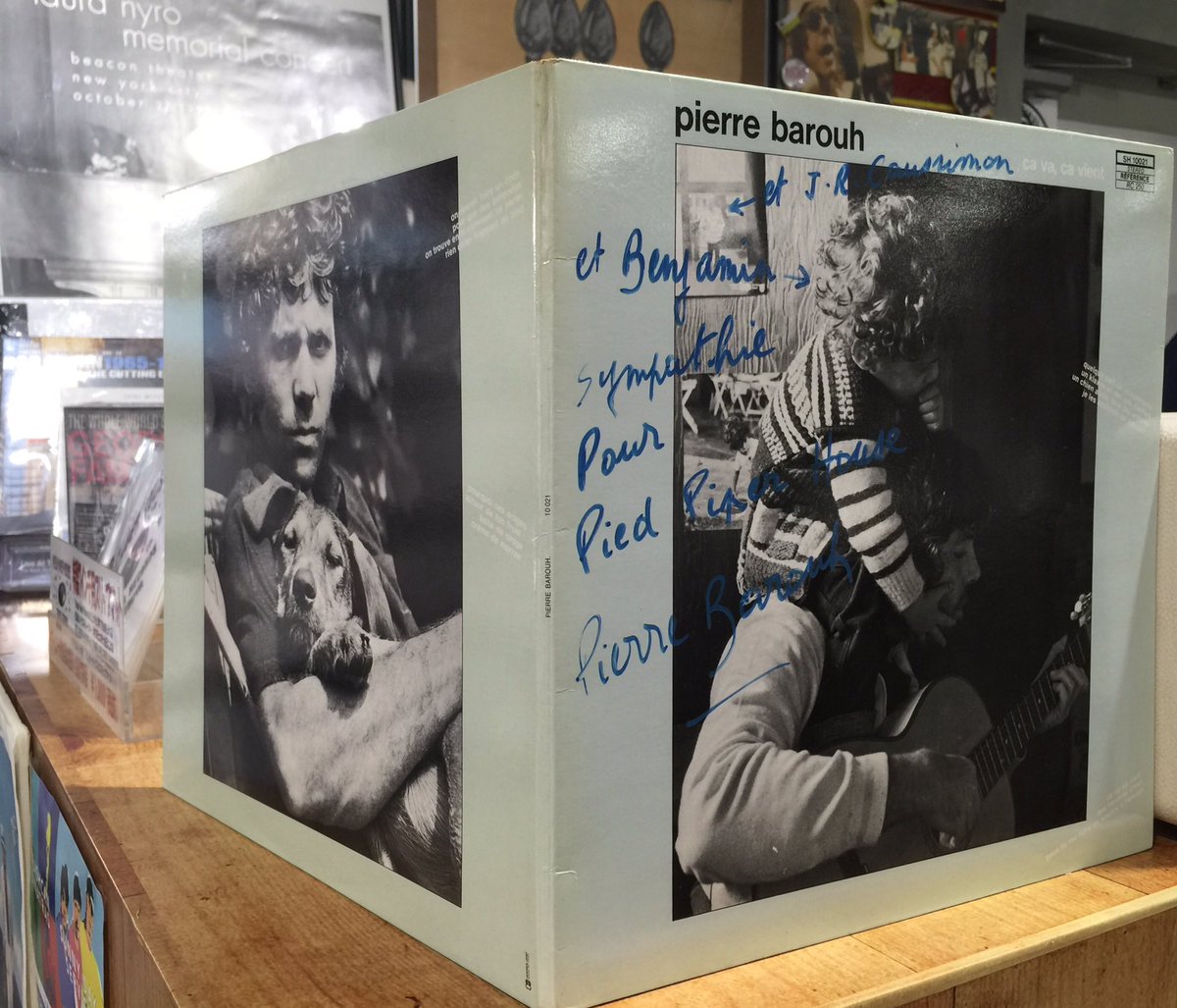 PiedPiperHouse's tweet image. 80年代半ば、東京に住んでいたピエール・バルーは南青山パイドにもちょくちょく立ち寄ってくれました。サインの一番上には壁に貼られた写真に写るジャン・ロジェ・コシモン（役者、歌手）、肩車している息子バンジャマンの名が！#PierreBarouh