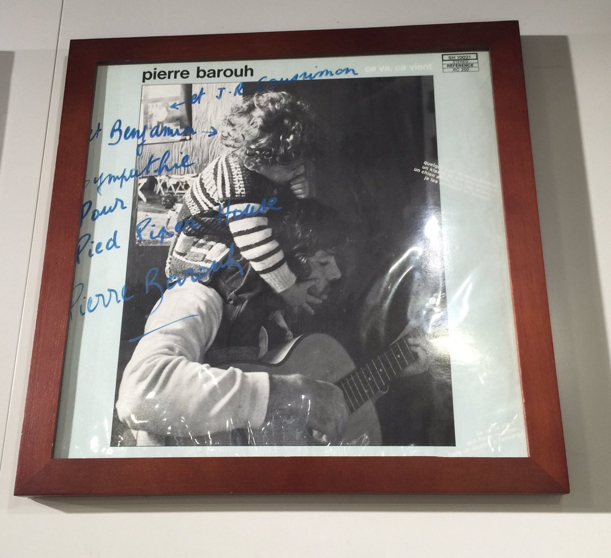 PiedPiperHouse's tweet image. 80年代半ば、東京に住んでいたピエール・バルーは南青山パイドにもちょくちょく立ち寄ってくれました。サインの一番上には壁に貼られた写真に写るジャン・ロジェ・コシモン（役者、歌手）、肩車している息子バンジャマンの名が！#PierreBarouh