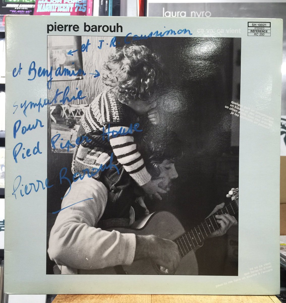 PiedPiperHouse's tweet image. 80年代半ば、東京に住んでいたピエール・バルーは南青山パイドにもちょくちょく立ち寄ってくれました。サインの一番上には壁に貼られた写真に写るジャン・ロジェ・コシモン（役者、歌手）、肩車している息子バンジャマンの名が！#PierreBarouh