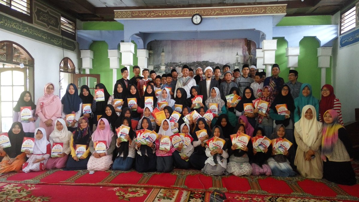 Metodebagdadi's tweet photo. Pesantren Weekend Metode Bagdadi di pesantren al-um Pagentongan Bogor
#pesantrenweekend5 #rttq #metodebagdadi https://t.co/qifQ5GRUHp