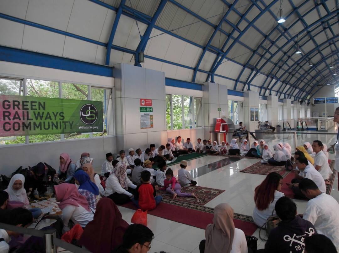JalurSerpong's tweet photo. Suasana #JSBerbagi di Stasiun Palmerah https://t.co/H4QcW7Pl2r