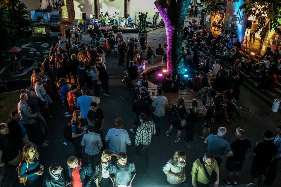 Festival #JAZZMAMLADE v petek kljub dežju ni omagal! Hvala vsem in se vidimo spet v - petek, 9 .6.! 
<a href="/mariborinfo/">Mariborinfo</a> <a href="/Dostop_Si/">Dostop.si</a>