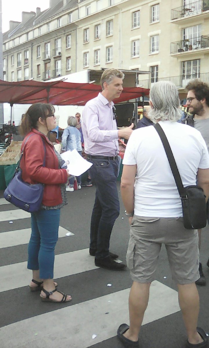 MartineDenis4's tweet photo. Marché Saint Pierre #Caen #UnCitoyenenAction @EricVeve La passion de convaincre https://t.co/DGzx1MFtwv