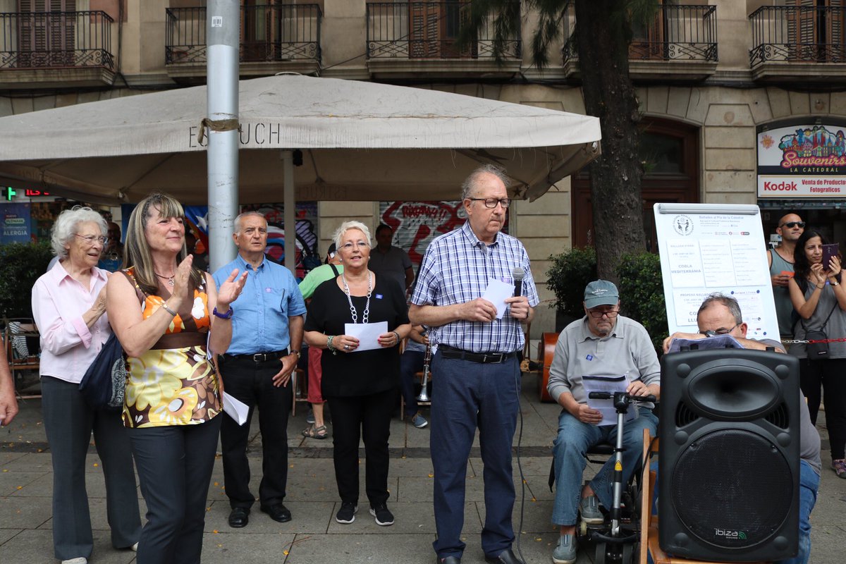 somsardana's tweet photo. Avui hem celebrat el Dia de l'Associacionisme Cultural amb el recital "Sardana i Poesia" amb la col·laboració de @ACFBarcelona! #DASC2017 https://t.co/2amOD8x5BS