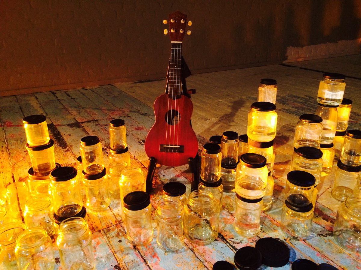 Wij zijn klaar voor de zielige voorstelling van 13:30 @DelftFringe! #mikrotheater. Kom je ook?