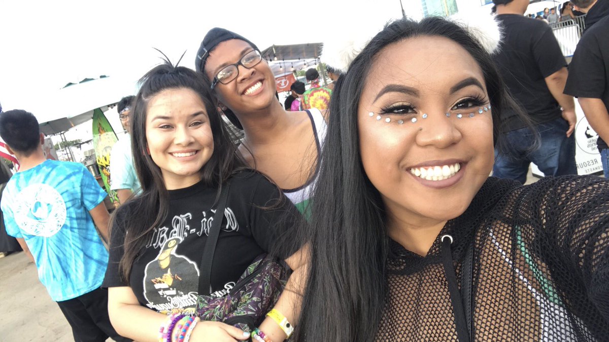 mylifeasjassy's tweet photo. EPMF DAY 2! 💕✨🌴🔥 #EPMF #EPMF2017 https://t.co/qRBsYFopER