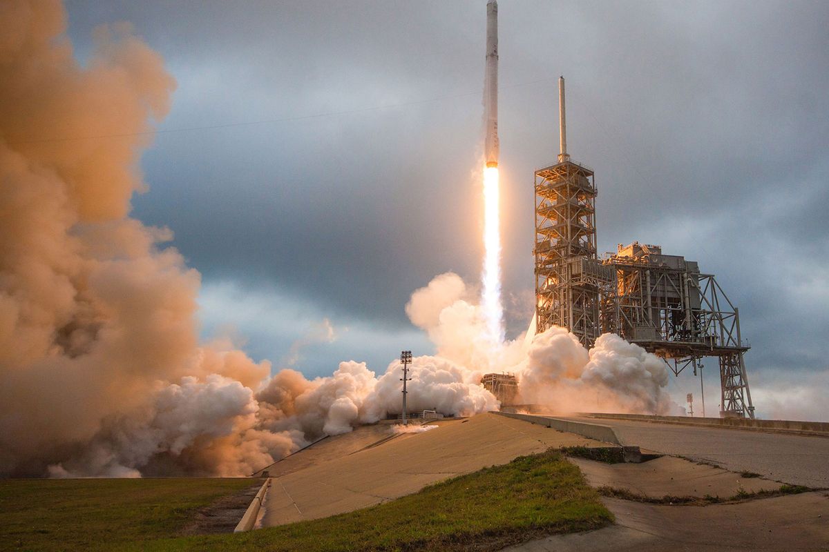 SpaceX ferries supplies to orbiting station in reused capsule bloom.bg/2qPu9Zl