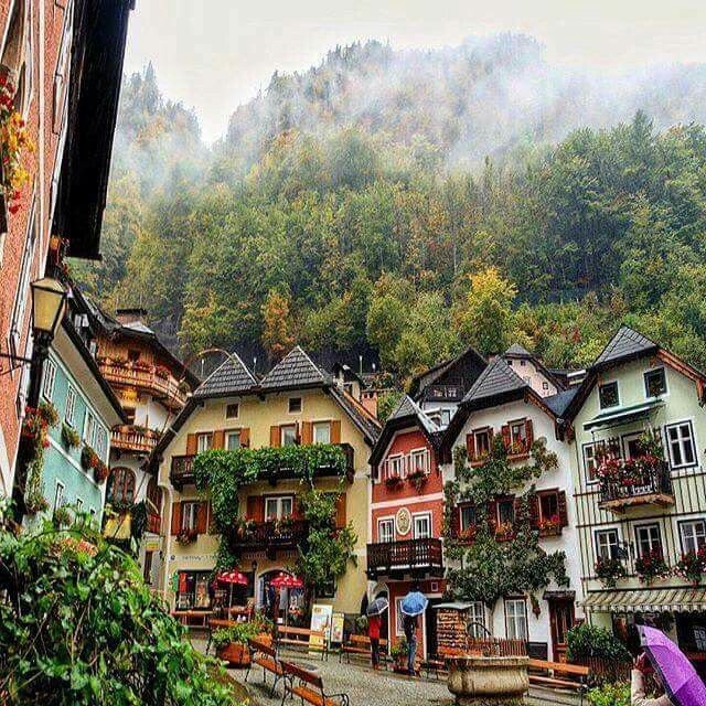 تظل Hallstatt هي اجمل عرائس النمسا على الاطلاق .. ولن تجد مكاناً يظاهيها بجمالها وحسنها .. واحتساء القهوة بين ازقتها من مظاهر النعيم