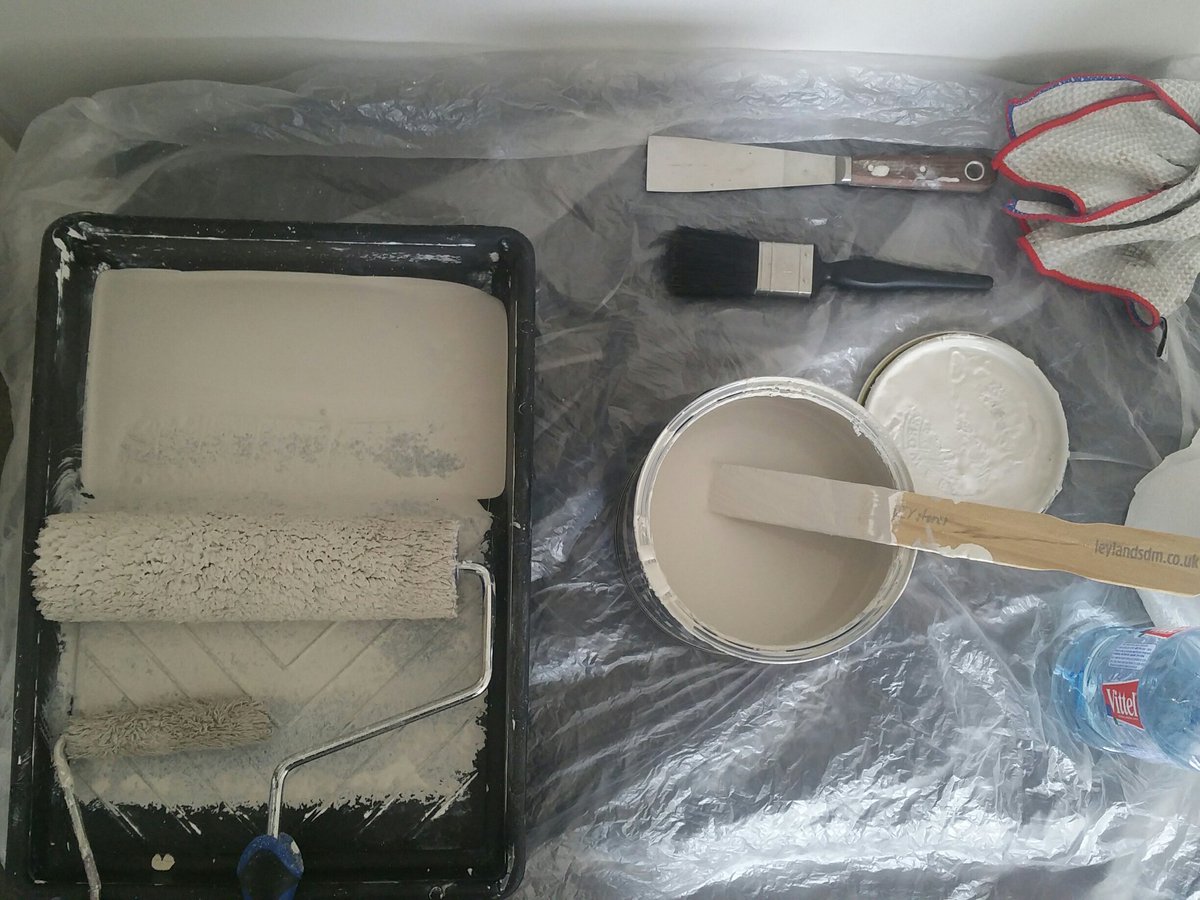 mistergaunt's tweet photo. Sunday. Currently decorating with @FarrowandBall #cornforthwhite https://t.co/xqxMFpHodz