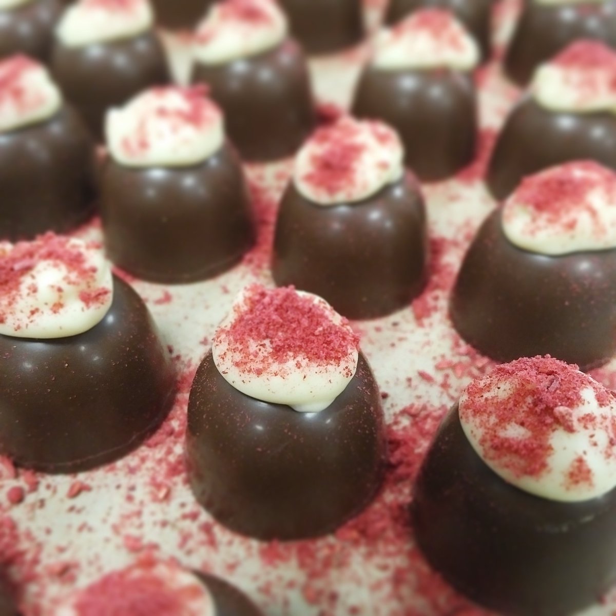 Chococotweet's tweet photo. What better chocolate to enjoy on #DevonDay #clottedcreamganache #localjam #creamfirst @Chococoexe @DevonFoodHour @Devon_Exeter @Devon_Hour https://t.co/8o3Ej9jpLB