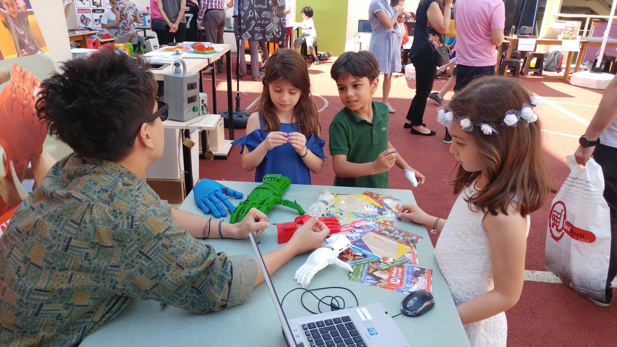 SenolYuksel62's tweet photo. Maker Atölyelerimiz Devam Ediyor #ielevmaker @ielev @merihbanu @ErhanErkut @kologlugil https://t.co/GyQkFGKAvd