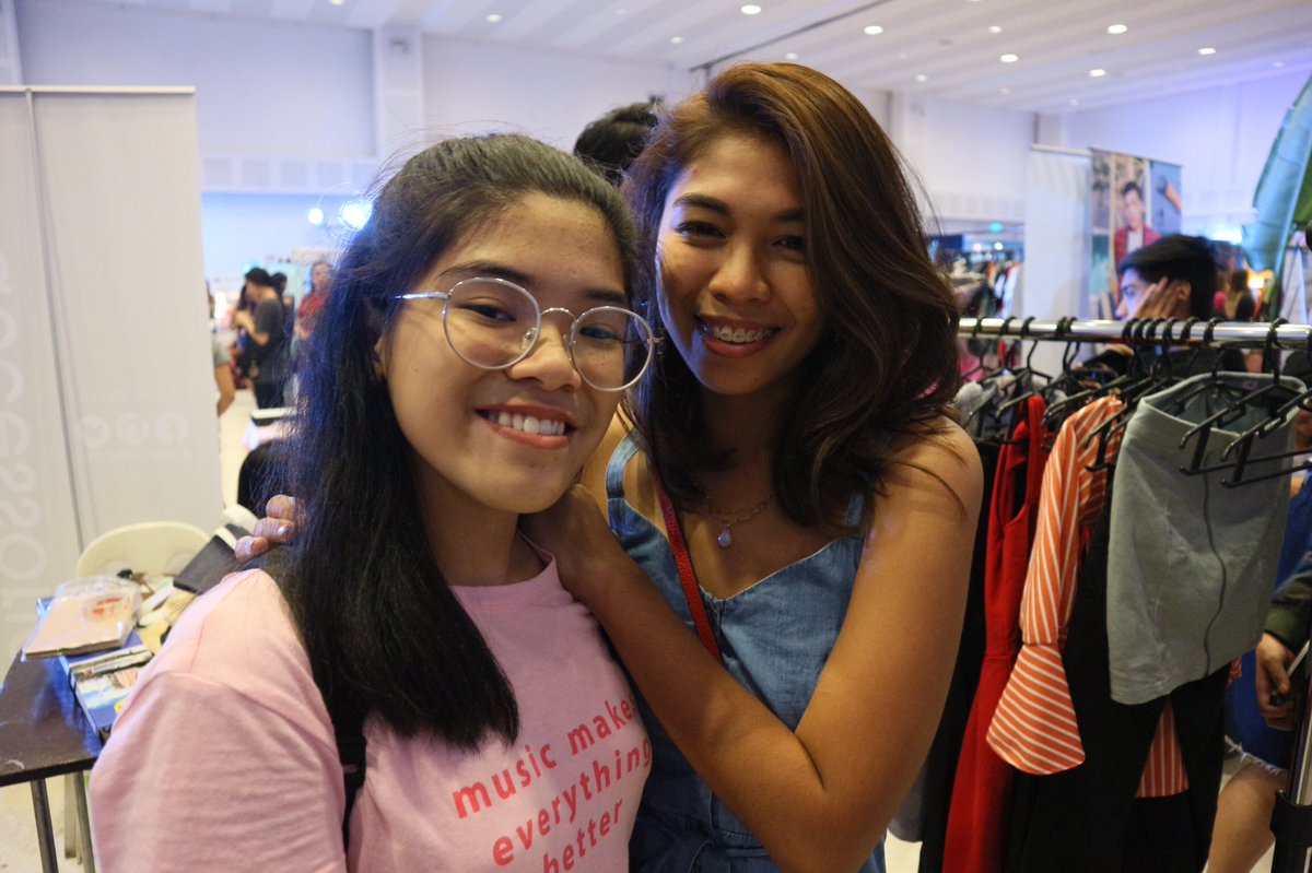 samsntlcs's tweet photo. Sooooo happy I got to meet these wonderful people! Nice meeting you guys mwah ❤️ #BU13 #BackToCool #BloggersUnited13 https://t.co/KUSqve6Mv4