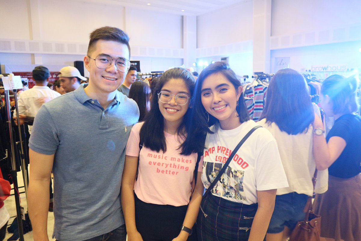 samsntlcs's tweet photo. Sooooo happy I got to meet these wonderful people! Nice meeting you guys mwah ❤️ #BU13 #BackToCool #BloggersUnited13 https://t.co/KUSqve6Mv4