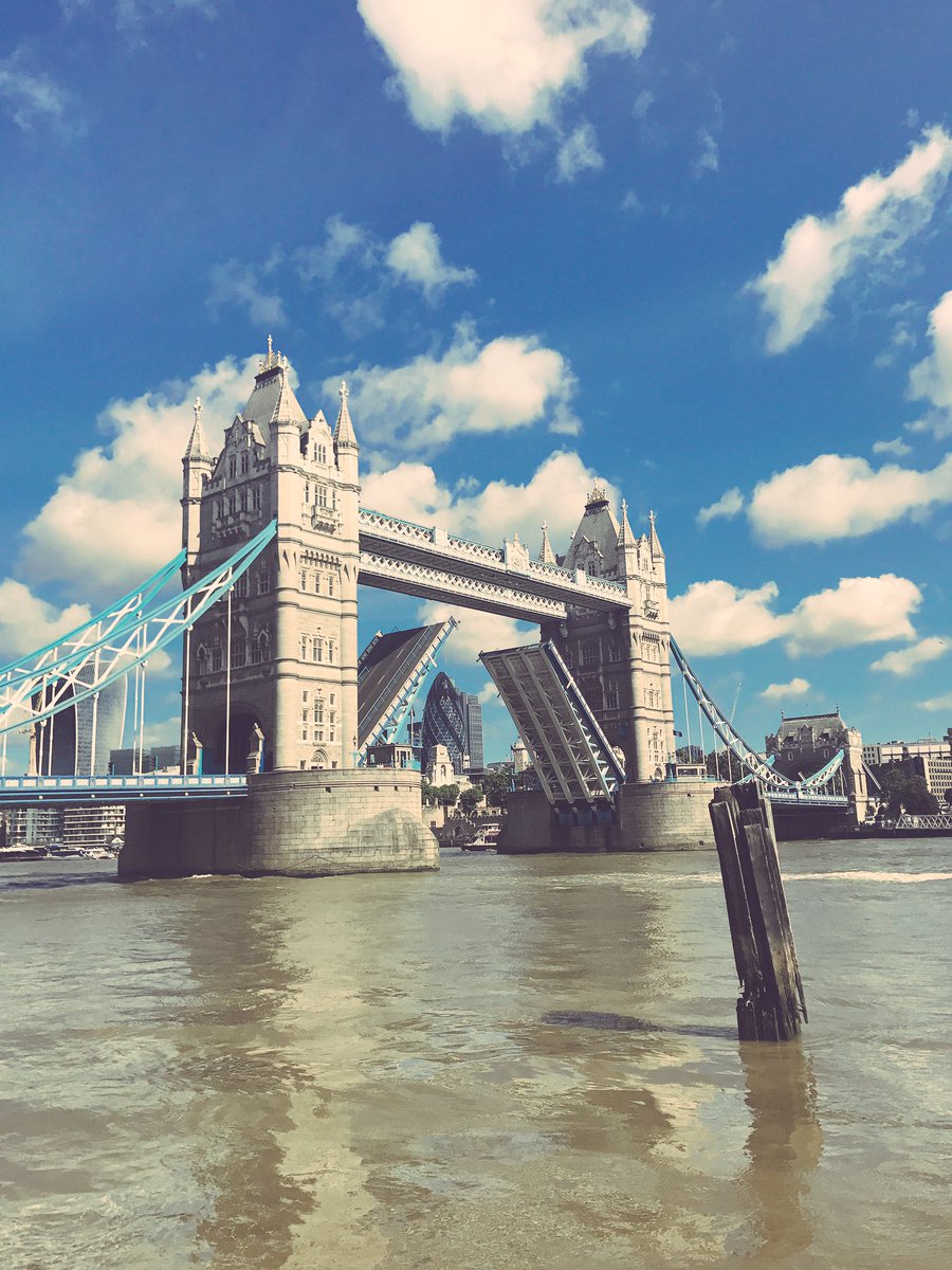 robsoar's tweet image. Business as usual for the mighty Tower Bridge