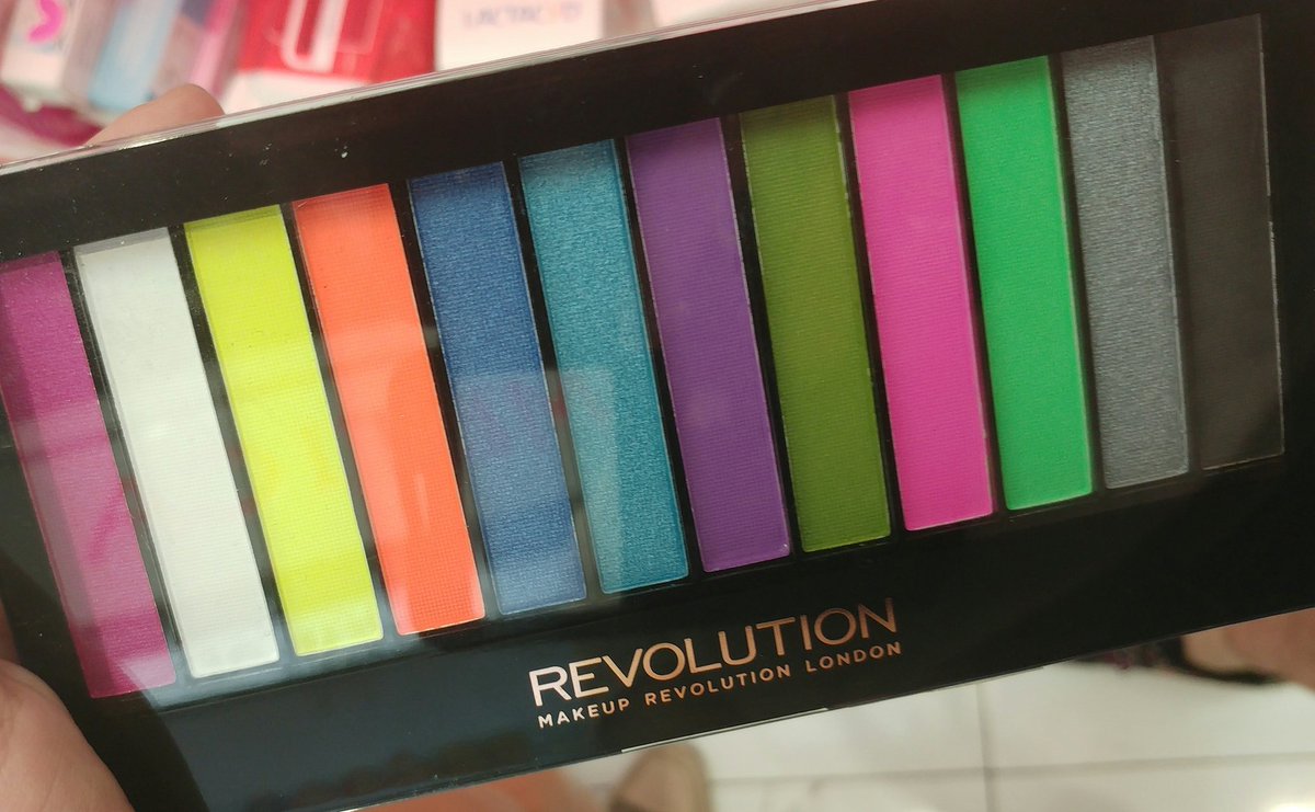 MyLifeIsSoKutre's tweet photo. Me he comprado esta paleta de colores fluor y mi novio me ha dicho esto estoy in tears https://t.co/sf7llns8wB