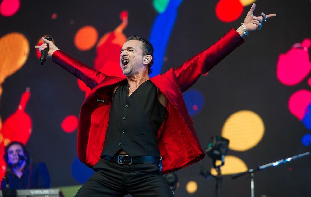 NME's tweet photo. Legends -  @DepecheMode cover @DavidBowie during triumphant London Stadium gig - here's what happened https://t.co/AVxN5Ux5je https://t.co/un2ohY5nu9