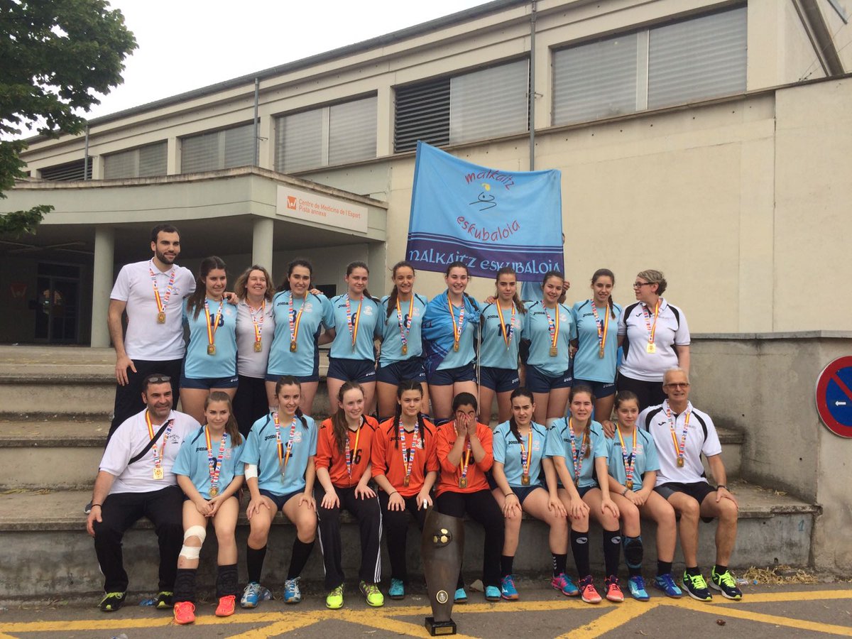 afalguera_'s tweet photo. Primeras primerisimas, que grandes 
BICAMPEONAS DE ESPAÑA💪💪💙💙💙💞 https://t.co/Oo8CpytnGM