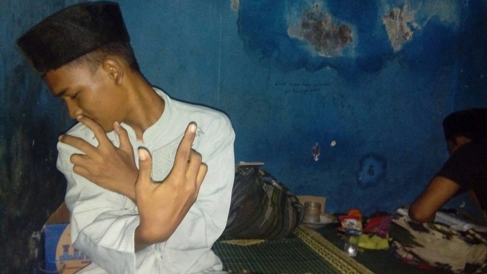 mtreall04's tweet photo. Wajar cemburu, karna sayang. Wajar nunggu kabar, karna khawatir. Lebay?  Iya. Coba sini tuker posisi, biar ngerasain sakitnya dibilang lebay https://t.co/jq2driqHsc