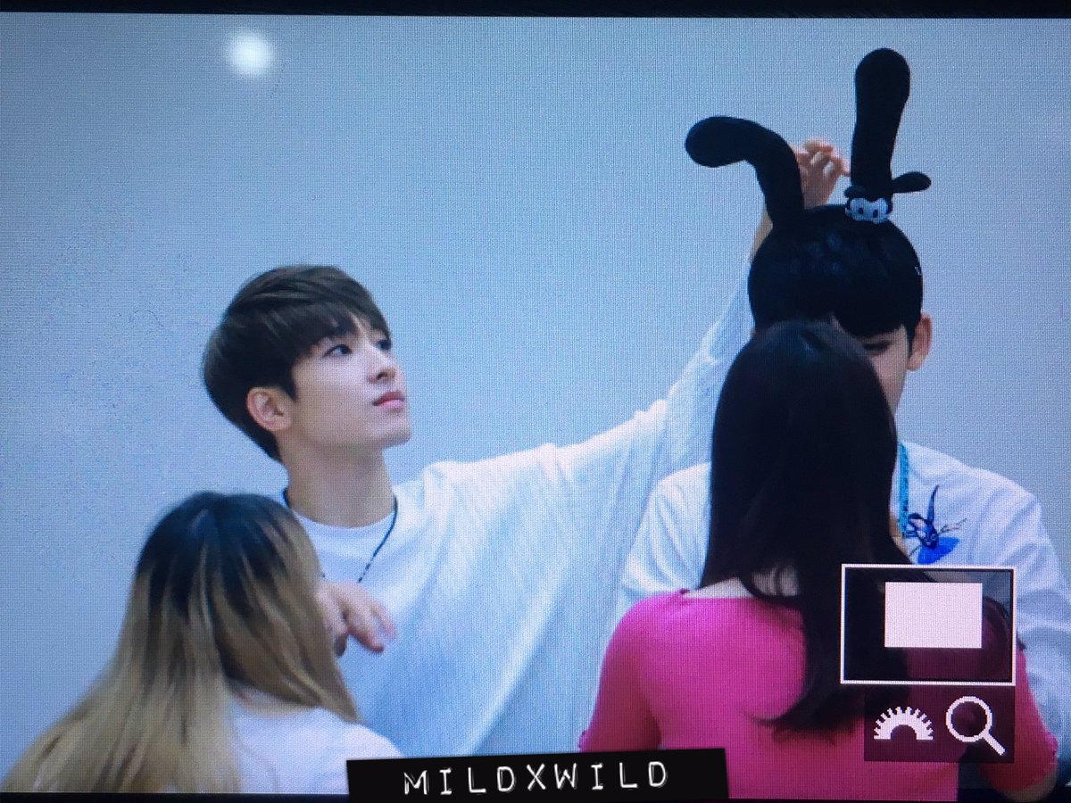 MEANIE_PH's tweet photo. [PREVIEW] 170604 Gwanghamun Fansign #세븐틴 #민규 #MINGYU #원우 #WONWOO #울고_싶지_않아 ©mildxwild https://t.co/eFoFb4MztM
